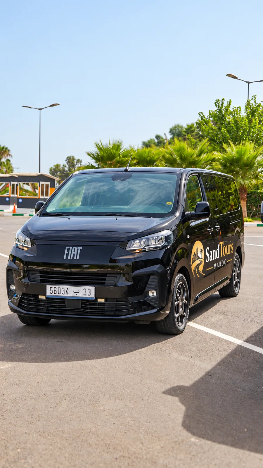 Visualisation du marquage Sand Tours Maroc sur un Fiat van